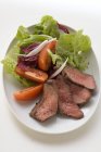 Steak de boeuf, tranché, avec salade — Photo de stock
