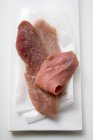 Cerdo crudo con escalopes de pavo y ternera - foto de stock