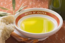 Olive oil in bowl on napkin — Stock Photo