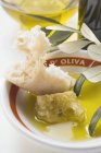 Оливкова олія в мисці з білим хлібом — стокове фото