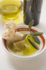 Оливкова олія в мисці з білим хлібом — стокове фото