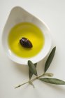 Olivenöl in Schüssel — Stockfoto