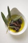Schwarze Oliven in Schüssel — Stockfoto