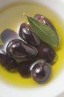 Чорні оливки в мисці — стокове фото