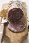 Italienische Salami mit Scheibe geschnitten — Stockfoto