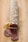 Salami italien avec tranches coupées — Photo de stock