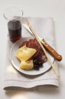 Салями с сыром и гриссини на тарелке — стоковое фото