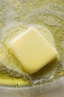 Close-up vista superior de manteiga de aquecimento na frigideira — Fotografia de Stock