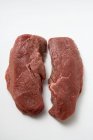 Rodajas de solomillo de carne cruda - foto de stock