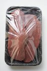 Скибочки яловичого серфлоїну в упаковці — стокове фото