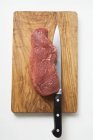 Filetto di manzo crudo con coltello — Foto stock