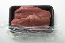 Tranches de surlonge de bœuf dans l'emballage — Photo de stock
