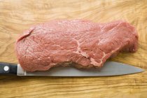 Lombo de carne cru com faca — Fotografia de Stock