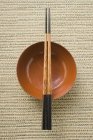 Азиатская пустая миска и палочки для еды — стоковое фото