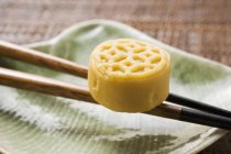 Nahaufnahme von Marzipan asiatisch süß auf Essstäbchen — Stockfoto