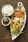 Filete de pescado con bambú y arroz - foto de stock