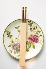 Китайская тарелка и палочки — стоковое фото