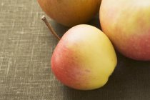 Tres manzanas frescas maduras - foto de stock