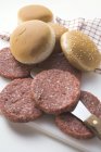 Rohe Burger und Hamburgerbrötchen — Stockfoto
