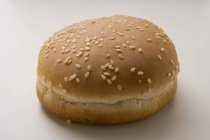 Bollo de hamburguesa con semillas de sésamo - foto de stock