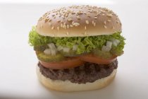 Hamburger with tomato and lettuce — Stock Photo