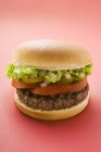 Гамбургер с помидорами и салатом — стоковое фото