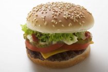 Cheeseburger clássico com tomate — Fotografia de Stock