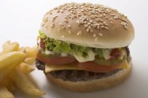 Cheeseburger con maionese e patatine fritte — Foto stock