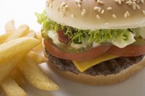 Cheeseburger con maionese e patatine fritte — Foto stock
