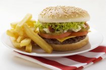 Hamburguesa con mayonesa y patatas fritas - foto de stock