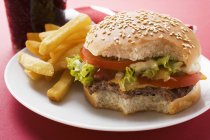 Cheeseburger mordu aux chips — Photo de stock