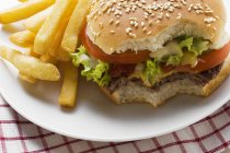 Cheeseburger e patatine fritte — Foto stock
