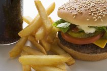 Cheeseburger aux chips et Cola — Photo de stock