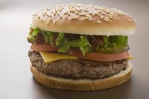 Чизбургер с салатом — стоковое фото