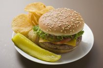 Cheeseburger mit Kartoffelchips — Stockfoto