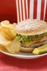 Cheeseburger with potato crisps — Stock Photo