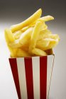 Chips in gestreifter Schachtel — Stockfoto