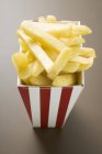 Chips dans une boîte rayée — Photo de stock
