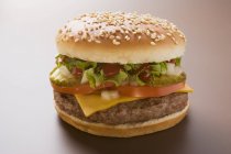 Cheeseburger à la tomate et cornichons — Photo de stock