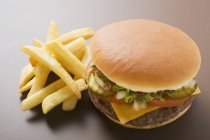 Cheeseburger aux croustilles — Photo de stock