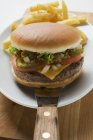 Cheeseburger mit Pommes auf Teller — Stockfoto