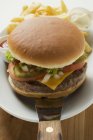 Чеесебургер з чіпси — стокове фото