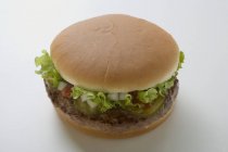 Гамбургер с огурцом и кетчупом — стоковое фото