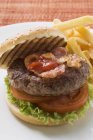 Hamburger mit Speck und Pommes — Stockfoto