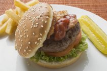 Hamburger con pancetta e patatine — Foto stock