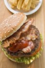 Гамбургер с беконом и чипсами — стоковое фото