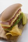 Суб сендвіч з чіпсами — стокове фото