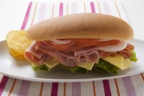 Sub-Sandwich mit Chips — Stockfoto