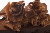 Chocolate curls on chocolate cake — Stock Photo