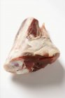 Сырой кусок свинины — стоковое фото